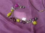 Bracelet breloque jaune et violet.JPG